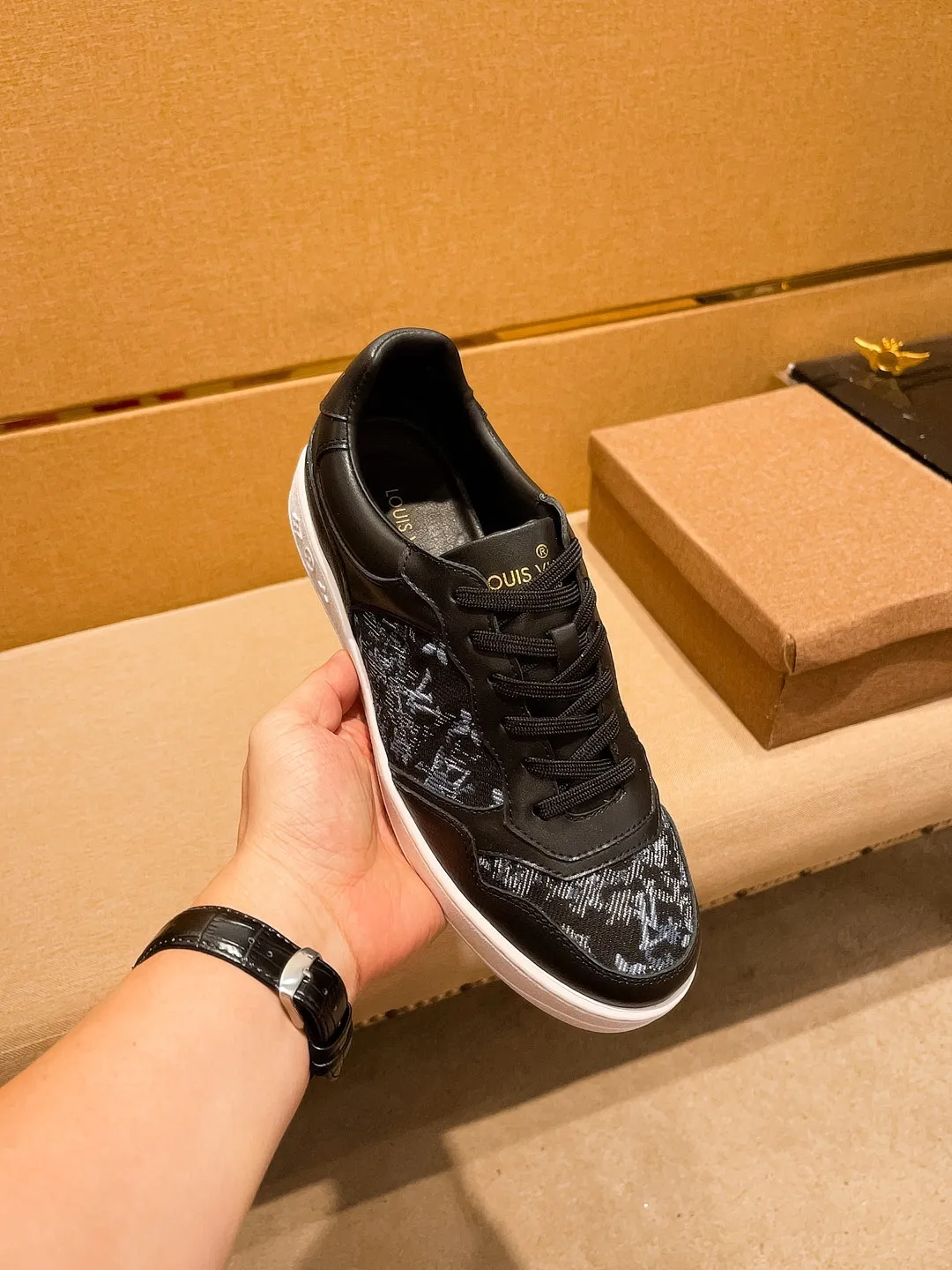Men's shoes💰 400💰[LV]🔥Louis Vuitton, high-end men's shoes brand, official website 1:1 latest masterpiece: the upper is made of Italian imported first-layer cowhide with a comfortable and breathable lining➕original non-slip and wear-resistant outsole🔥, making walking more convenient and comfortable! An exclusive new model, a stunning work, a beautiful 1:1 replica [color] compared to the official quality! Create a fashionable personality to set off your uniqueness! A must-have for trendy men! Classic🔥Size: 38-44 Color: 🔥 2⃣️colors available🔥